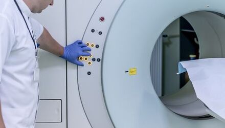 Arst kontrollib MRI aparaati